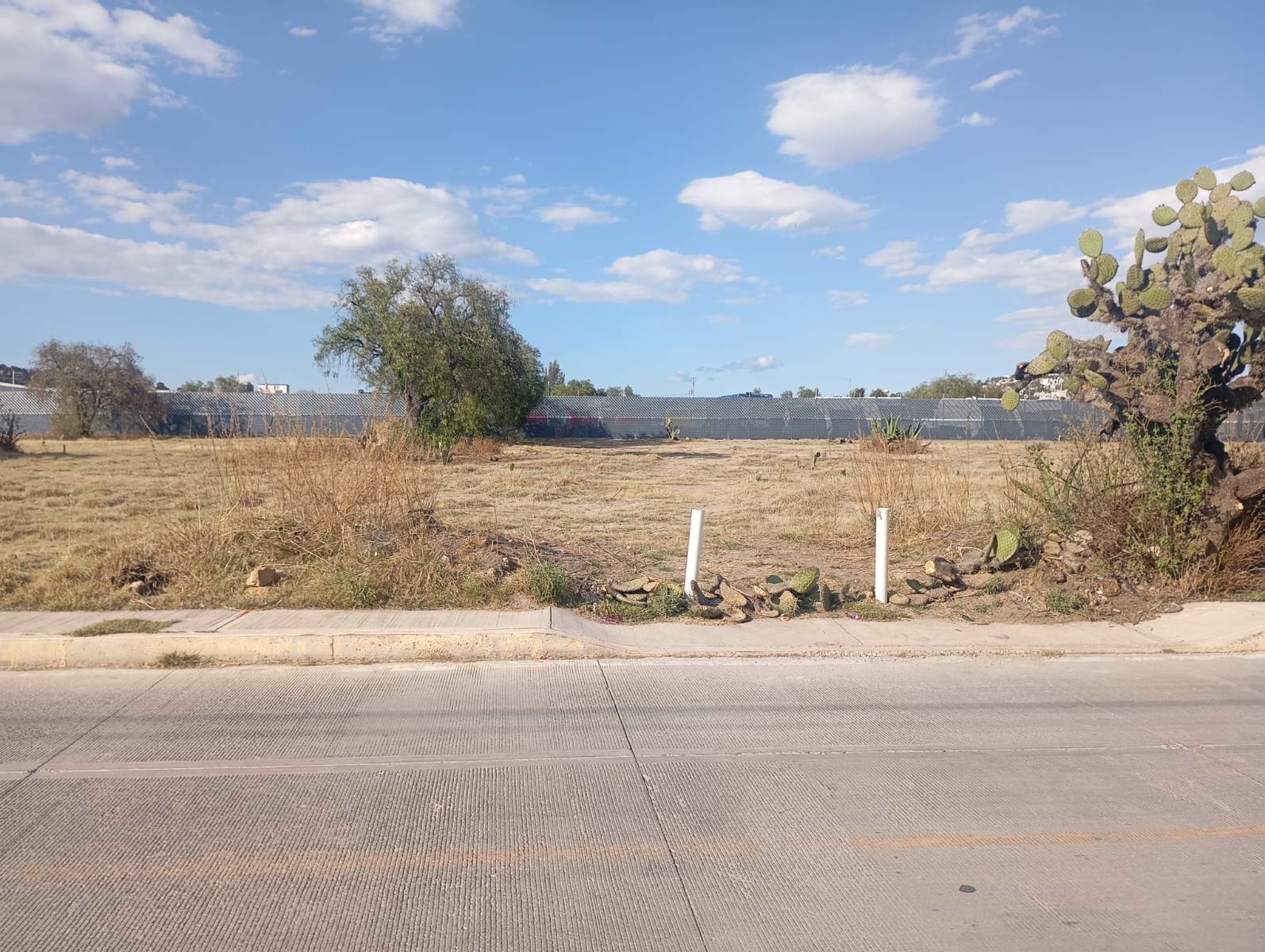 Terreno a pie de carretera todos los servicios